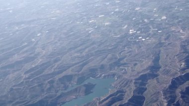 Çölün engebeli dağ sıralarının dramatik tepeleri ve vadileriyle hava manzarası
