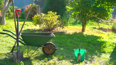 Bahçe Aletleri ve El Arabası Yeşil Çimlerde - Arka bahçede Tırmık, Kürek, Kürek ve Kova