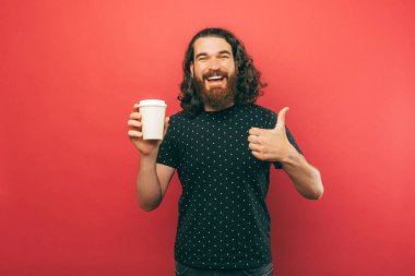 Bu iyi bir kahve, uzun saçlı, sakallı, genç ve yakışıklı bir adam elinde bir fincan kahveyle gidip jestini gösteriyor..
