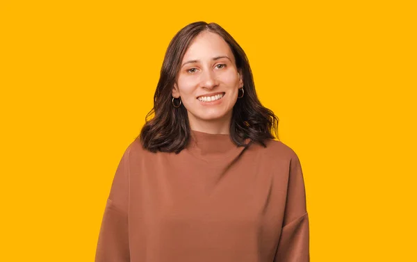 Portret Van Jonge Mooie Vrouw Glimlachend Naar Camera Gele Achtergrond — Stockfoto