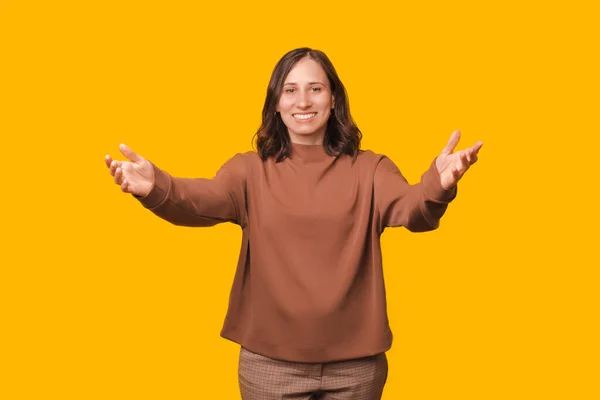Joyful Young Woman Casual Making Welcome Gesture Yellow Background — Stock Photo, Image