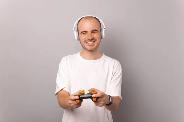 Φωτογραφία Του Ενθουσιασμένου Νεαρού Άνδρα Λευκό Shirt Παίζοντας Online Παιχνίδια — Φωτογραφία Αρχείου