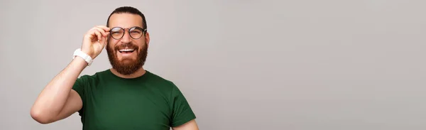 Baner Rozmiar Zdjęcie Młodego Przystojnego Mężczyzny Brodą Zielonym Shirt Dotykając — Zdjęcie stockowe