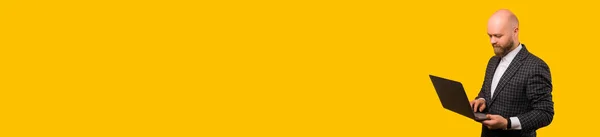 Baner Rozmiar Obrazu Młodego Brodatego Mężczyzny Garniturze Pomocą Laptopa Żółtym — Zdjęcie stockowe