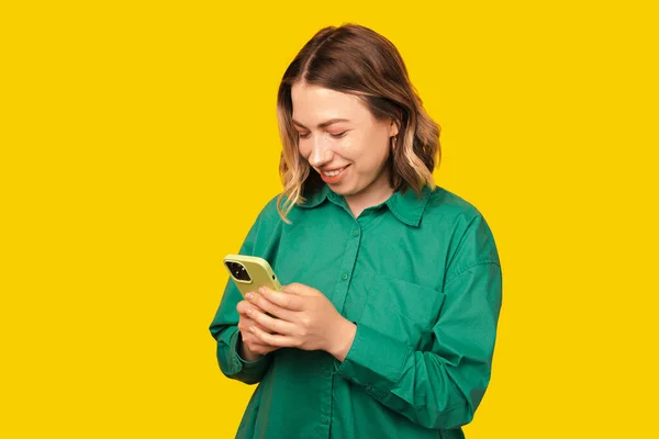 Jovem Sorrindo Mulher Loira Vestindo Camisa Verde Está Enviando Mensagens — Fotografia de Stock