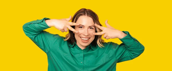 장난을 좋아하는 여자가 양손을 가까이에 몸짓을 스튜디오 노란색 — 스톡 사진
