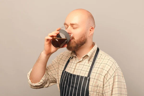 Homem Barbudo Careca Faz Uma Pausa Gosta Bebe Café Filtro — Fotografia de Stock