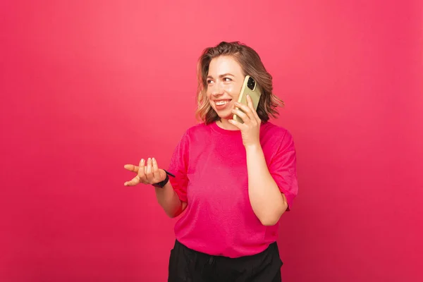 Mosolygó Fiatal Szőke Gesztikulál Miután Egy Beszélgetés Telefonon Keresztül Rózsaszín — Stock Fotó