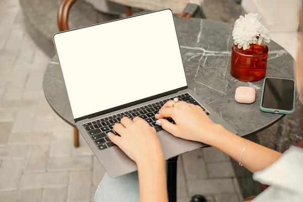 Närbild Foto Kvinna Sitter Café Arbetar Laptop Med Tom Vit — Stockfoto