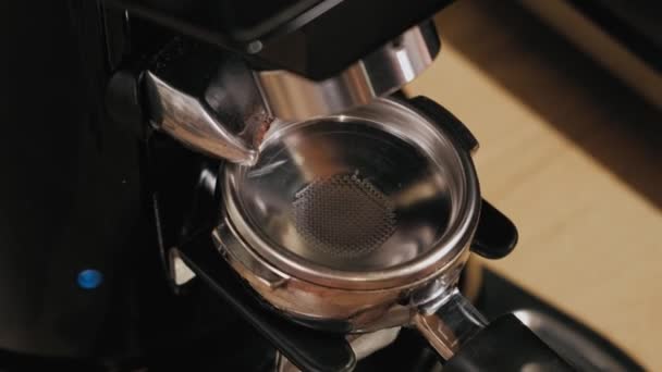 Közelkép Kávéfőző Gép Kávébabjának Csiszolásáról — Stock videók