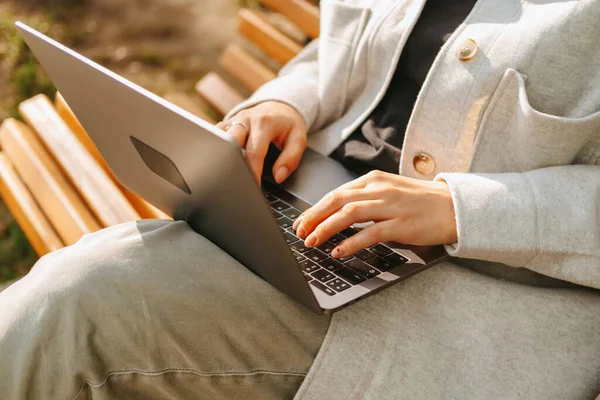Κοντινή Φωτογραφία Γυναικεία Χέρια Πληκτρολογούν Στο Laptop Ενώ Κάθονται Ένα — Φωτογραφία Αρχείου
