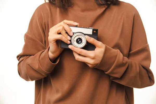 Безликий Знімок Красивих Жіночих Рук Тримає Стару Старовинну Фотокамеру Білій — стокове фото