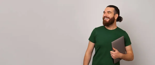 Szczęśliwy Człowiek Ubrany Zielono Nad Szarym Bannerem Wielkości Tła Patrzy — Zdjęcie stockowe