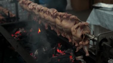 Şef 'in festivalde ızgarada barbekü hazırlarken ki görüntülerini kapatın..