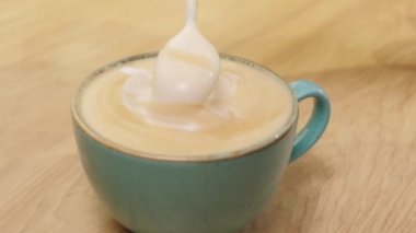 Kremalı ve lezzetli taze kapuçino görüntülerini kapatın..