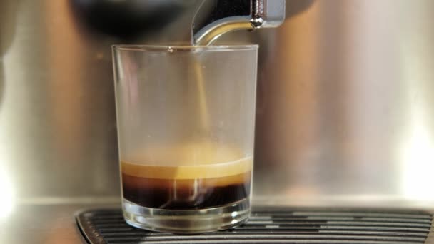 카페에서 머신에서 커피를 만드는 모습을 동영상을 클로즈업 — 비디오