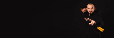 Mınçıka çubukları tutan güçlü genç adamın sancak boyutu.