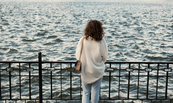Widok Tyłu Zdjęcie Kobiety Patrzącej Fale Morskie Relaksujące Czas Relaksu — Zdjęcie stockowe