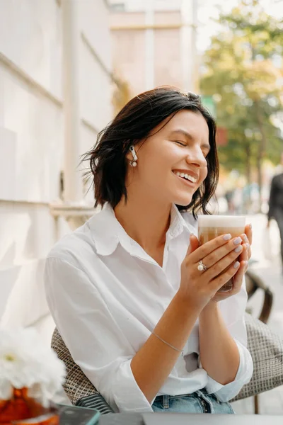 Cheerful Laughing Woman Enjoys Her Glass Latte While Sitting Terrace — Stock Photo, Image
