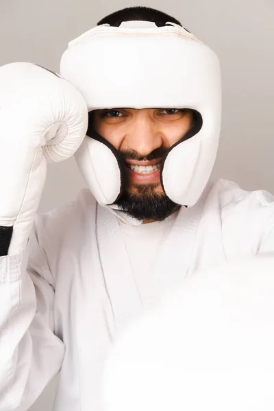 Närbild Foto Arg Fighter Man Stansning Med Boxningshandskar Och Hjälm — Stockfoto