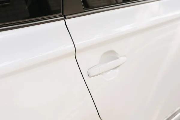 Закрыть Снимок Нового Белого Современного Автомобиля Ключа Ручки Передней Двери — стоковое фото