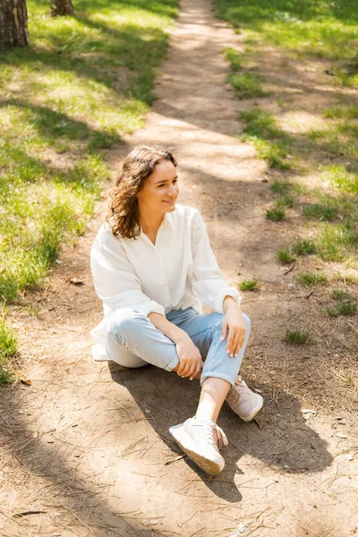 Foto Una Joven Con Camisa Blanca Sentada Bosque Disfrutando Momento —  Fotos de Stock