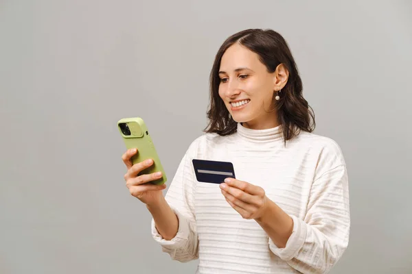 Портрет Молодой Женщины Использующей Мобильный Телефон Покупающей Онлайн Помощью Кредитной — стоковое фото