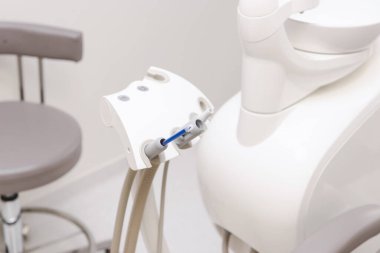 Stomatoloji ortodonti merkezinde modern diş aletlerinin fotoğrafı.