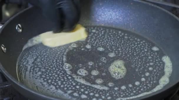 Крупный План Приготовления Осьминога Маслом Сковороде — стоковое видео
