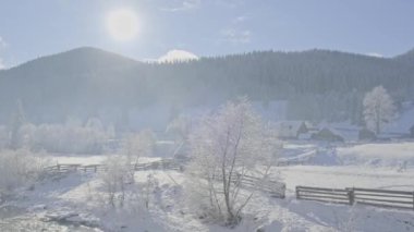 Romanya 'nın kar yağışındaki kış aylarının muhteşem ve manzaralı görüntülerinin güzel görüntüsü.