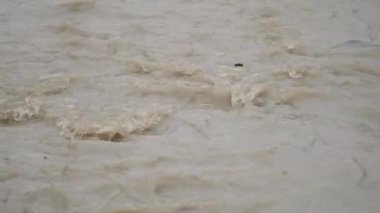 Kirli nehrin yağmurdan sonraki görüntülerini kapat.