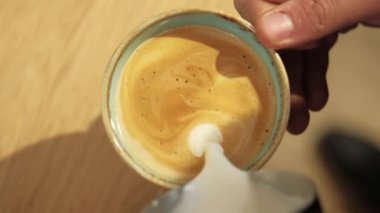 Kahveci 'nin kafede latte sanatı yaptığı en iyi görüntü..