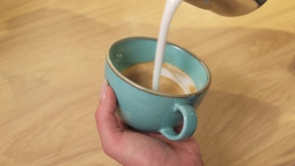 Felvételek Kávézó Bárjában Kávéfőző Baristákról — Stock videók