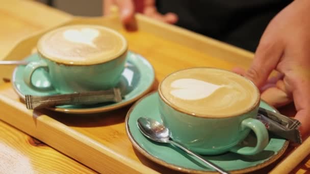 Närbild Video Barmän Som Serverar Två Koppar Cappuccino Caféet — Stockvideo