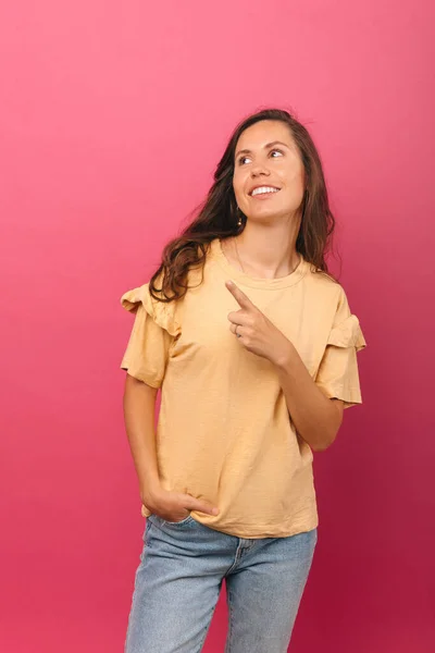Вертикальный Студийный Снимок Веселой Молодой Женщины Указывает Розовое Пространство Копирования — стоковое фото