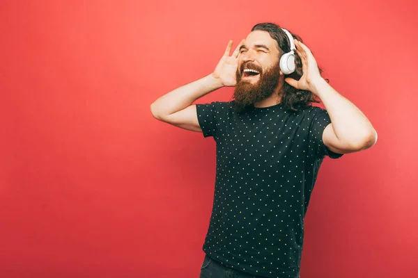 Hombre Barbudo Divirtiéndose Mientras Escucha Música Los Auriculares Blancos Que — Foto de Stock