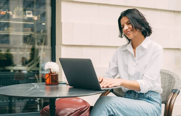 Självsäker Leende Kvinna Tycker Att Arbeta Laptop Ett Café Terrass — Stockfoto