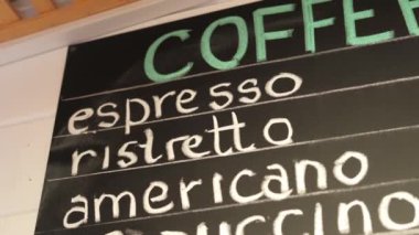 Kafe MENU ile tebeşir tahtası görüntüsü.