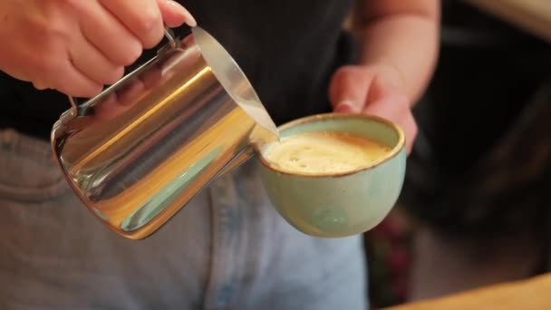 Κοντινό Βίντεο Του Barista Κάνοντας Latte Art Στο Cafe — Αρχείο Βίντεο