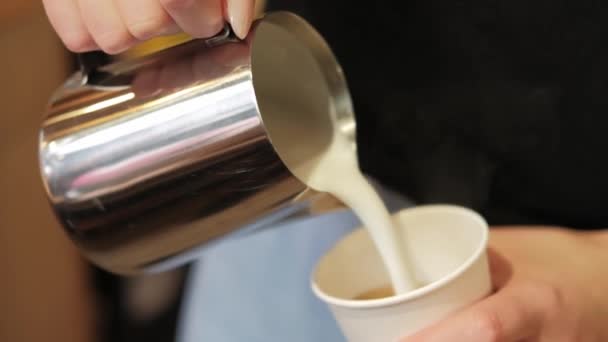 Close Vídeo Barista Fazendo Arte Latte Café — Vídeo de Stock