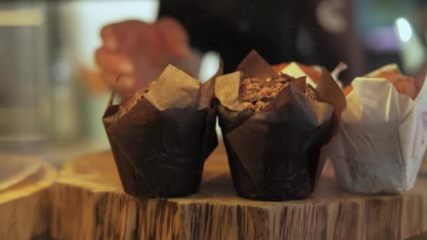 酒保从商店拿来巧克力松饼的特写镜头 — 图库视频影像