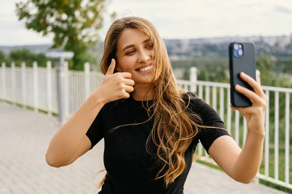Mulher Sorridente Larga Está Tomando Uma Selfie Com Seu Telefone — Fotografia de Stock