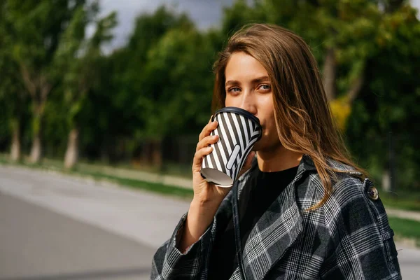 Mulher Encantadora Está Tendo Bom Café Enquanto Olha Para Câmera — Fotografia de Stock