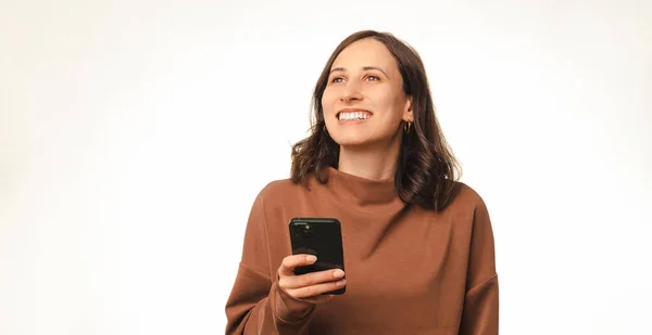 Banneres Kép Egy Fiatal Mosolygós Nőről Aki Felnéz Miközben Telefonját — Stock Fotó