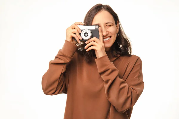 Boldog Fiatal Fotózik Régi Fényképezőgépével Stúdió Lövés Fehér Háttér — Stock Fotó