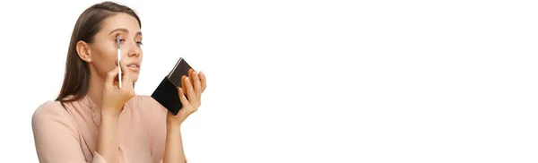 Makyaj Fırçası Göz Gölgesi Kullanan Genç Bir Kadının Beyaz Afiş — Stok fotoğraf