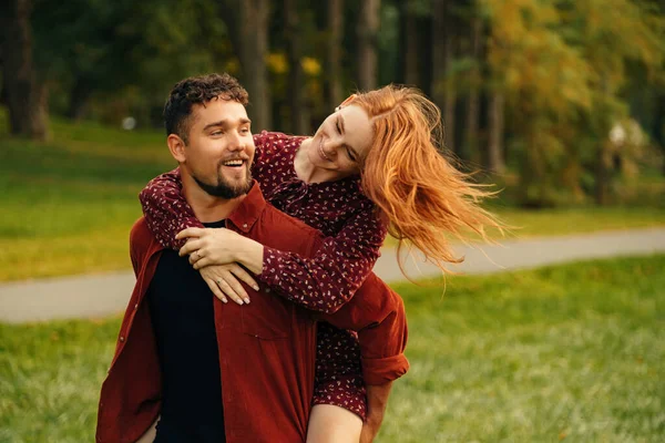 Fiatalember Hátán Tartja Barátnőjét Jól Érzi Magát Egy Zöld Parkban — Stock Fotó