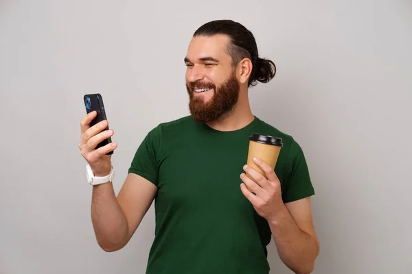 Hombre Sonriente Vestido Verde Lee Noticias Las Redes Sociales Mientras — Foto de Stock