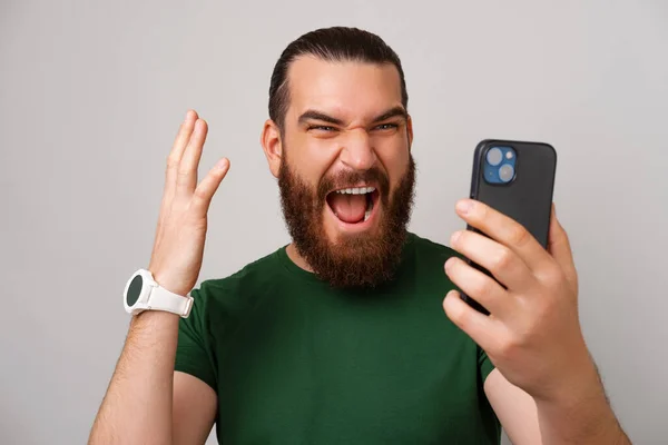 Poderoso Homem Vestindo Verde Está Gritando Com Telefone Que Ele — Fotografia de Stock