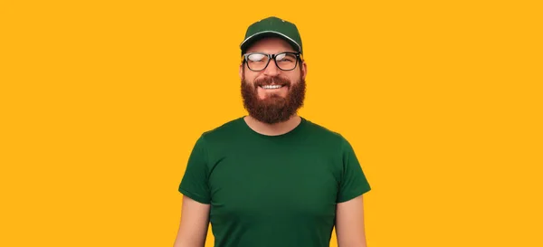 Baner Portret Szczęśliwego Dostawcę Zielonym Mundurze Okularach Żółtym Tle — Zdjęcie stockowe